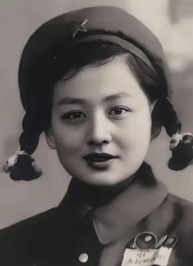1953年，一位年轻的女志愿军战士在回国途中途经沈阳，趁着换乘的间隙，她走进了一