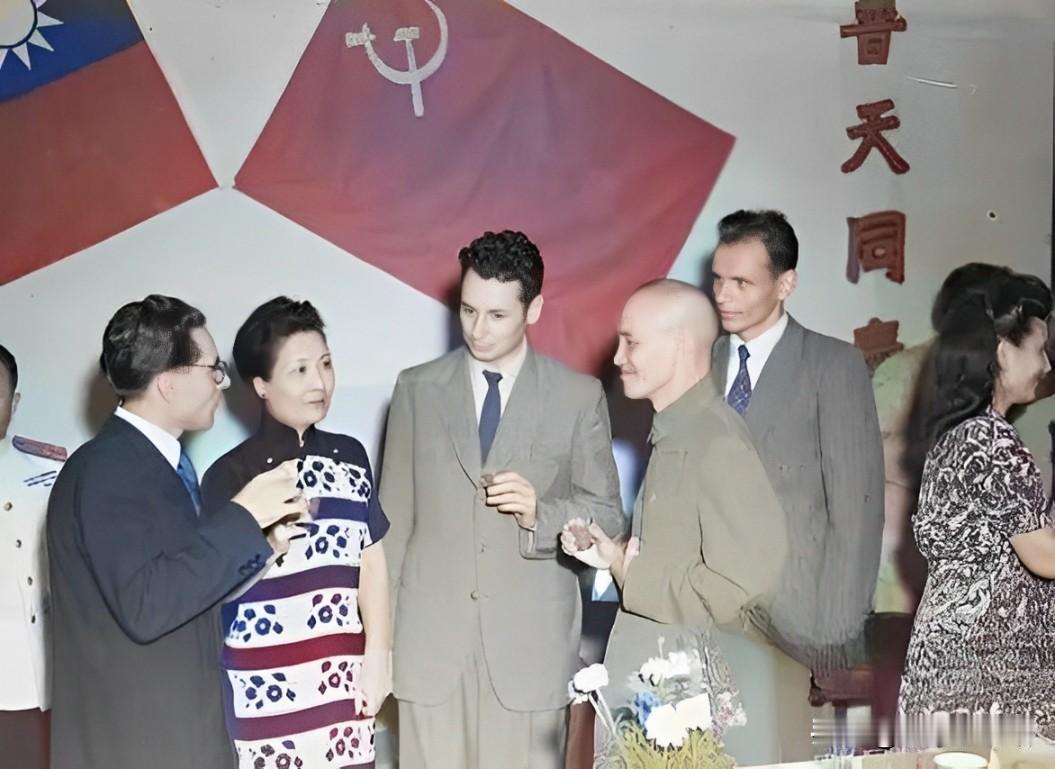 1946年，在一场重要的外交场合中，蒋介石夫妇与苏联驻华大使彼得罗夫相聚一堂。宴