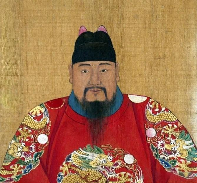 1462年，15岁的朱见深复立为太子。一天朱见深正在洗澡，32岁的乳娘进来给他添