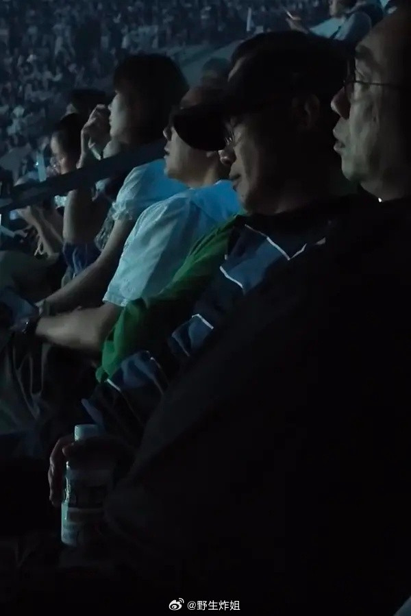 陈奕迅看单依纯演唱会看睡着了这么吵都能睡着吗单依纯承担全额版权使用费及赔偿