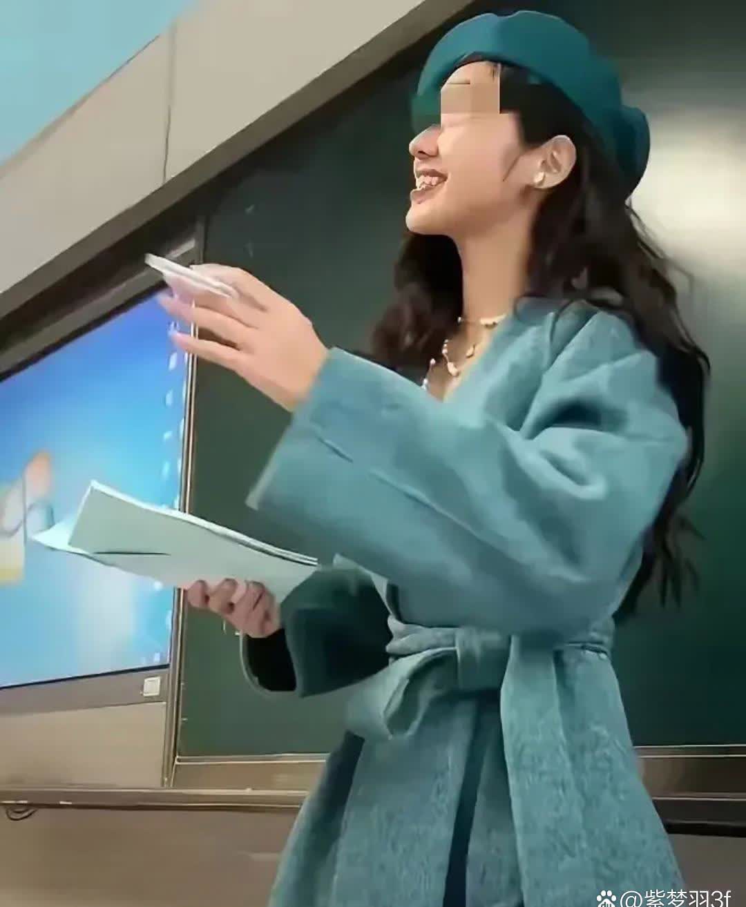 一位女教师穿着价值2.8万的深绿色风衣走进课堂，竟被学生家长举报！女教师霸气回怼