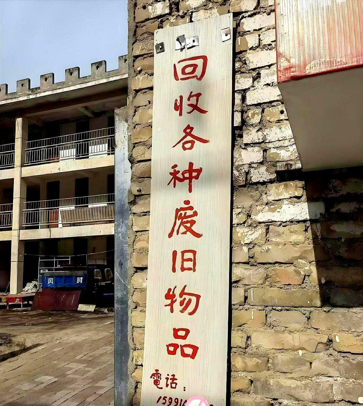 张爱玲与胡兰成同居时，男方有些事需求过度，还曾让一向以贵族小姐出身自傲的张爱玲“
