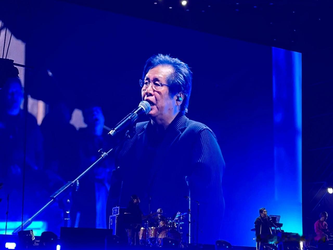 这回可算见识了啥叫“现世报”！郑智化刚刚硬气喊话“不能为了赚钱丢立场”，成都