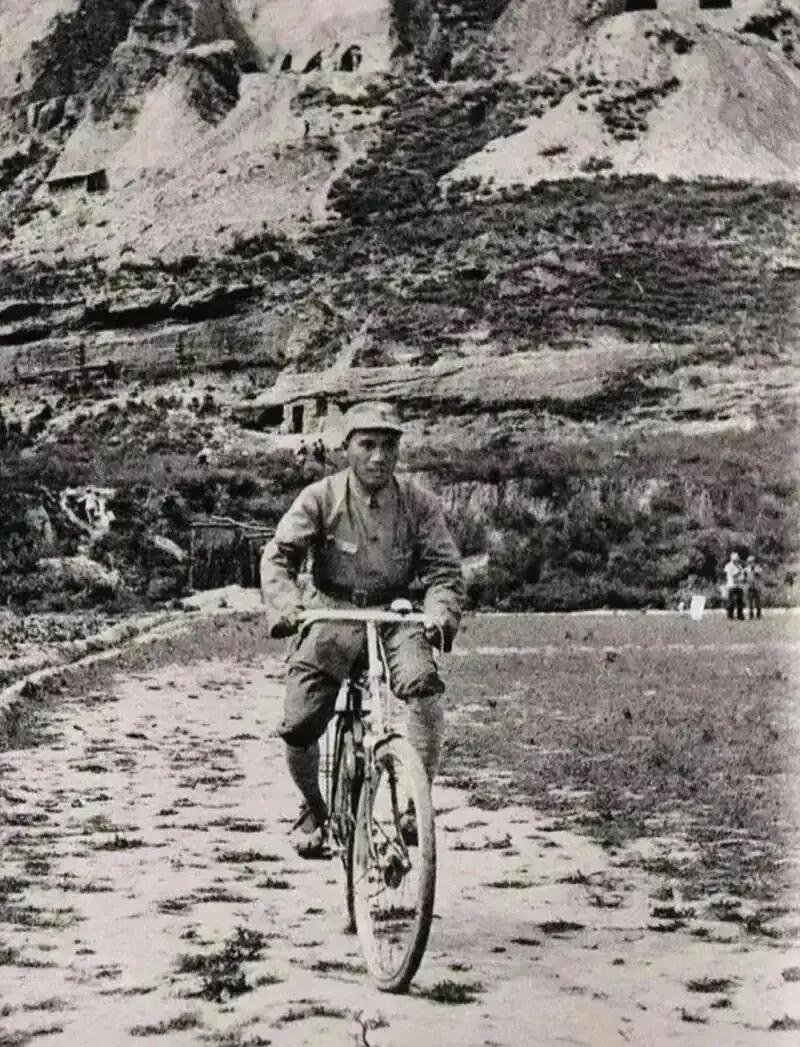 1938年延安，能认出这位是谁吗？​​​