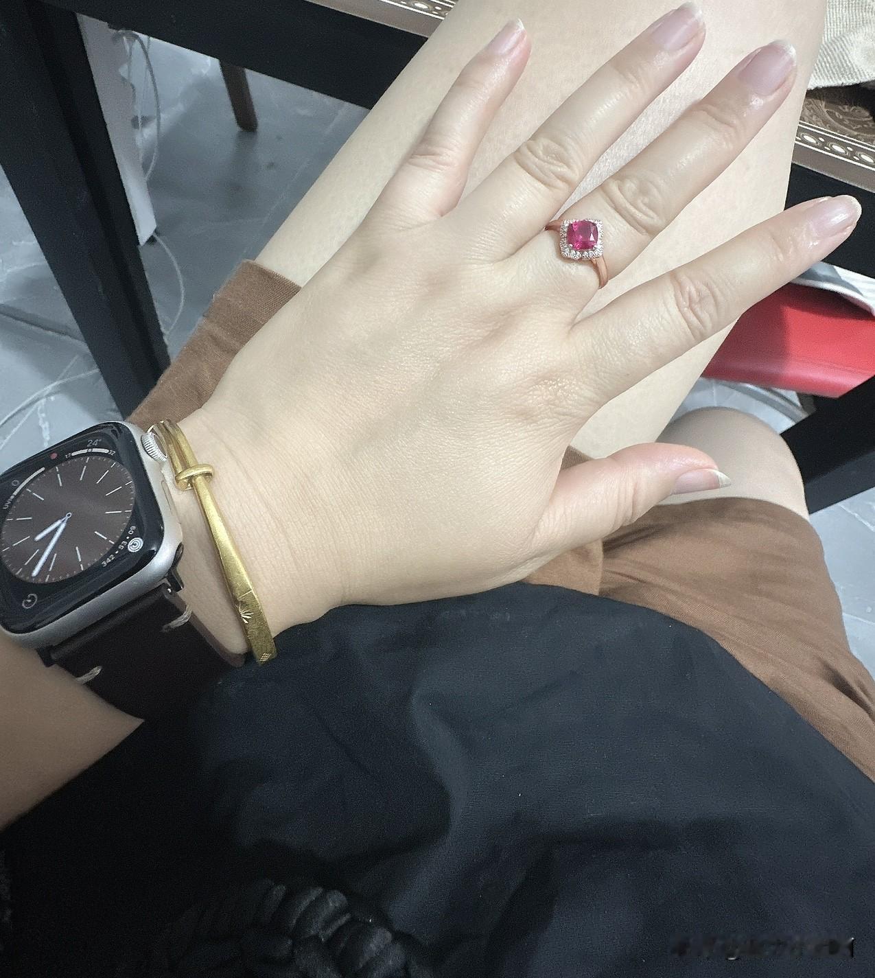 哥们儿退下，这问题我想问问姐妹们谁围绝经期间手发胀，我从去年开始手胀。明显的