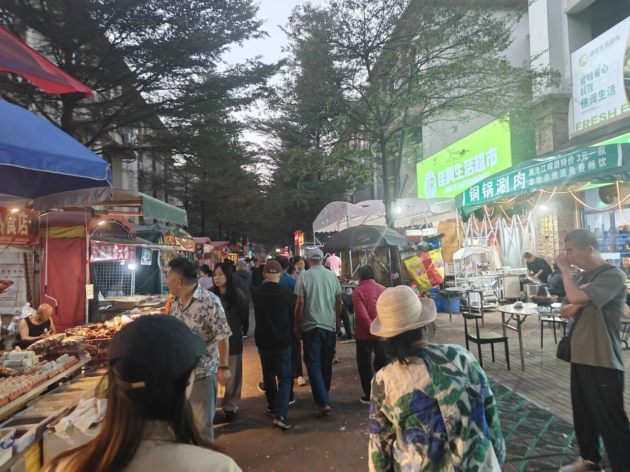 好几天没有下楼了，这些天一直在阳台上，兴致勃勃的写小说，也读名家小说，又把张恨水