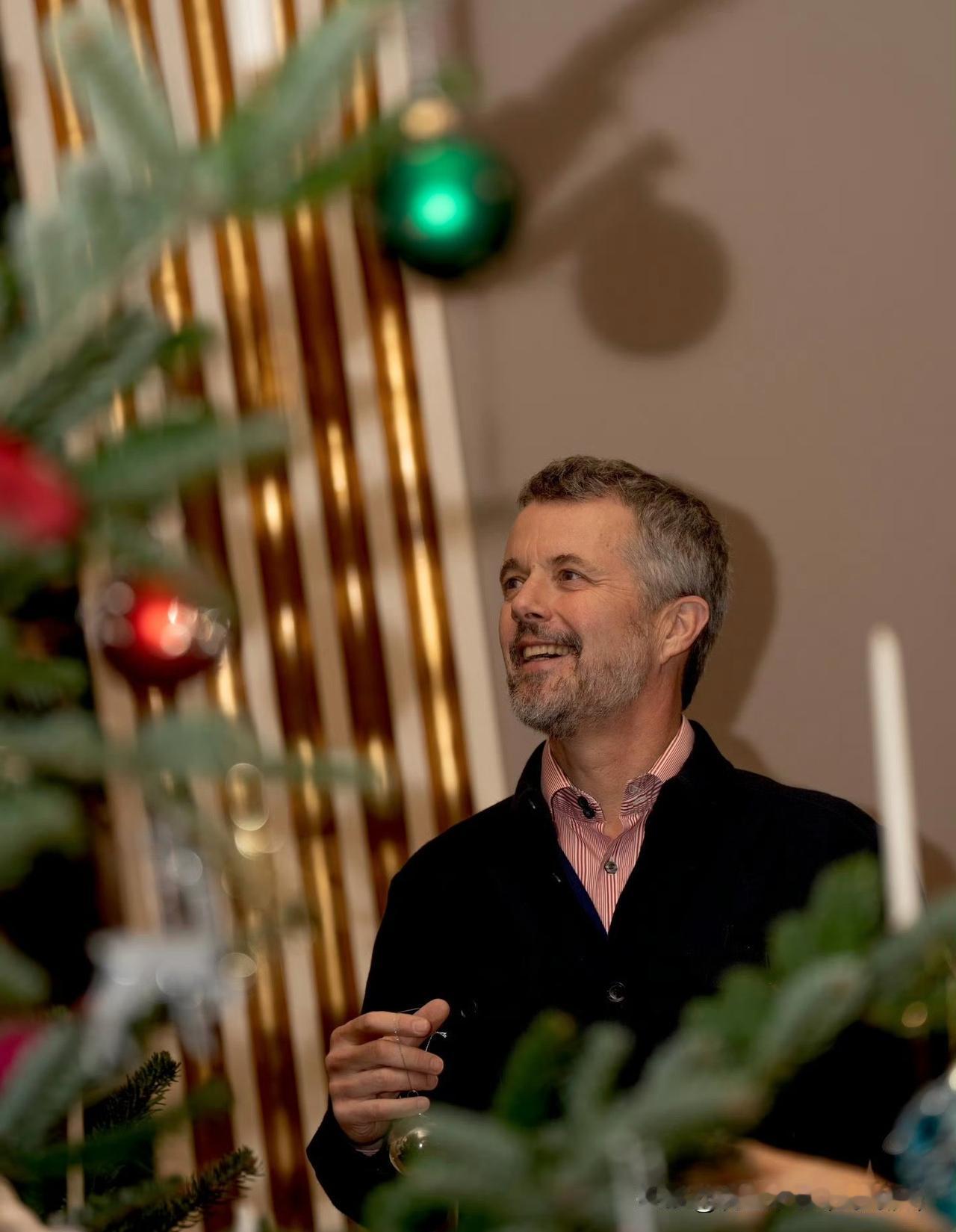 圣诞摆拍已经来啦！先发丹麦家的！一家人整整齐齐很有趣！