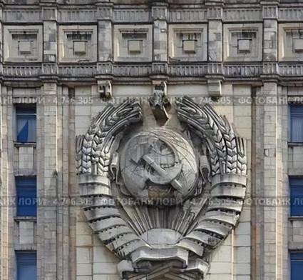为什么俄罗斯外交部大楼上仍挂着苏联国徽？其实原因很简单，不是为了吓美国，而是不炸