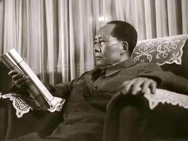 1962年，对印自卫反击战期间，毛主席正在听中印战争的战报，谁料，突然听到印度派