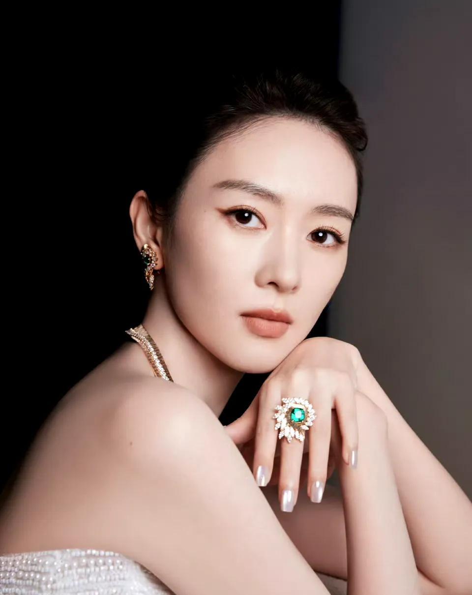 童谣为什么能担任白玉兰评委，有网友说她是靠她老公王冉，才能和陈宝国等人平起平坐担