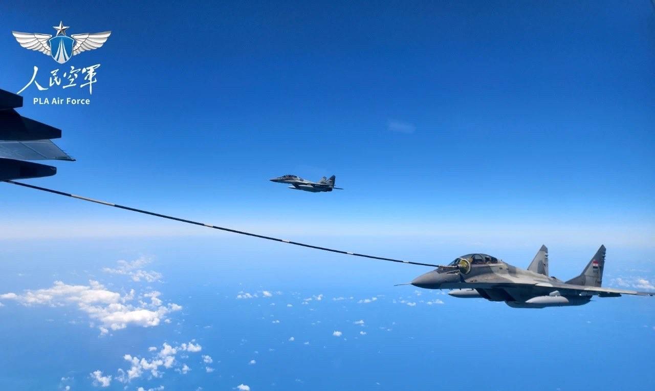 具有历史意义！一架埃及空军的MiG-29正在接受YY-20的空中加油。这在以前是