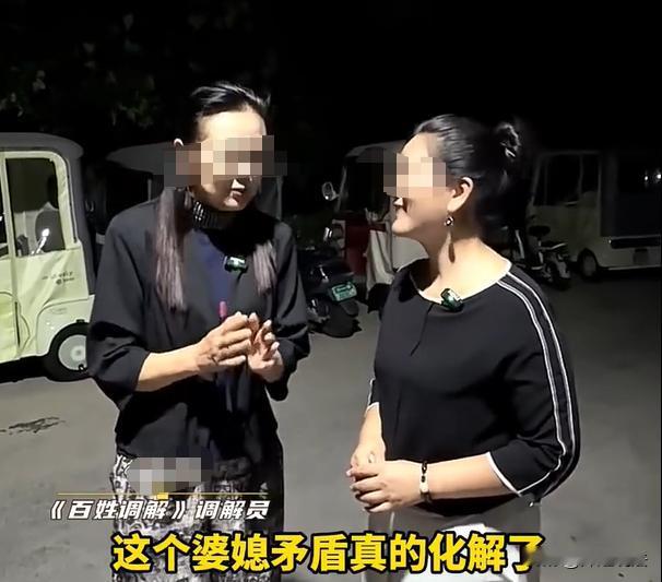 新婚儿媳跟婆婆住在一起，婆婆爱管闲事，每天盯着儿媳，看到儿媳买高额的化妆品，每天