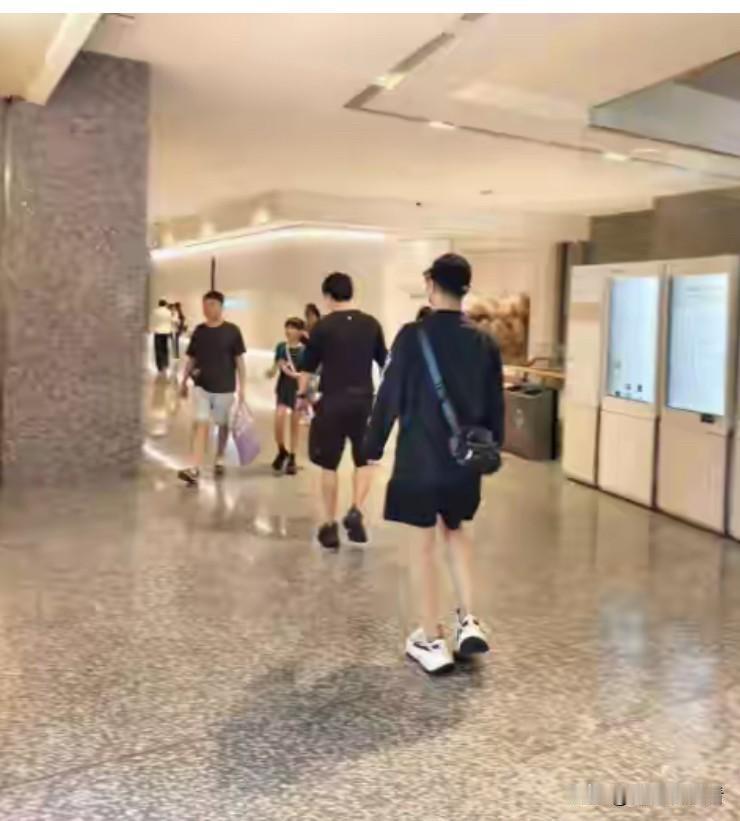 汪峰森林北在万象新天被偶遇，这次汪峰带着女朋友森林北来买包，两人依偎在一起，面对
