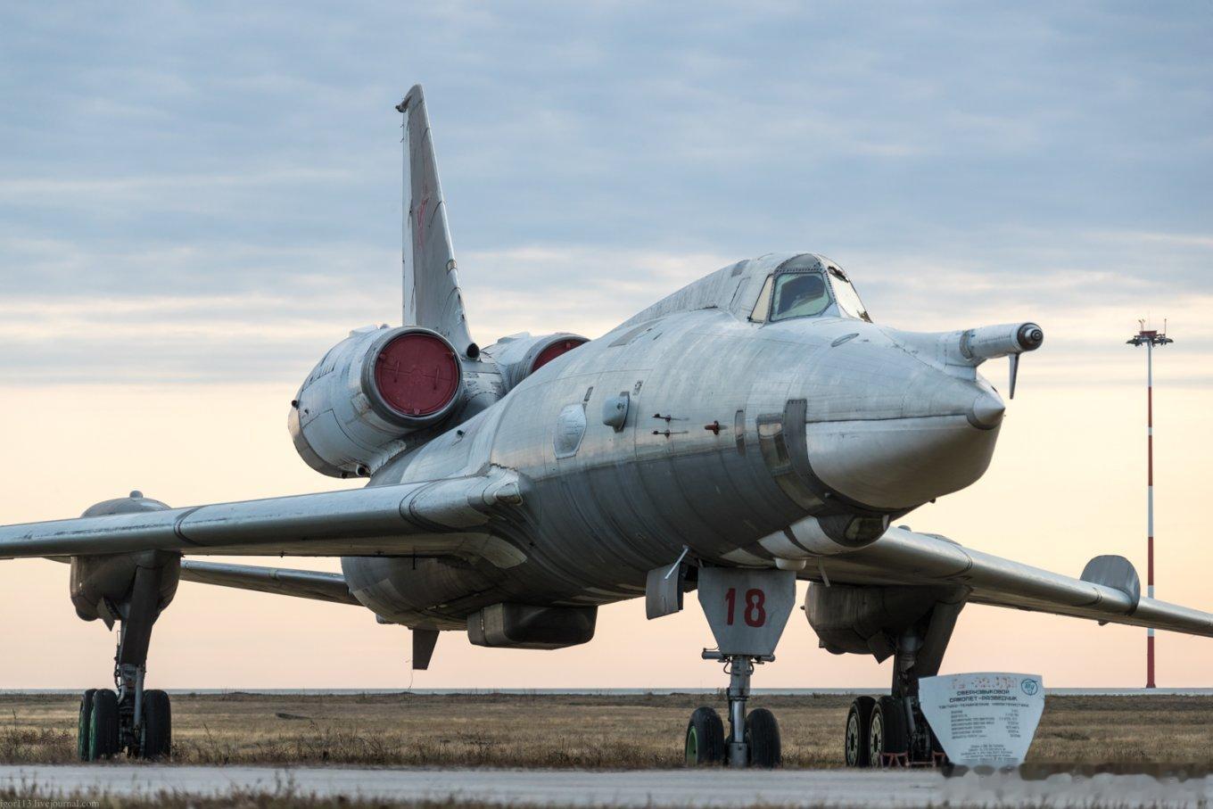 Tu-22是苏联第一款投入量产的超音速轰炸机。1960年代初期，苏联将双发超音速喷气式轰炸机——图波