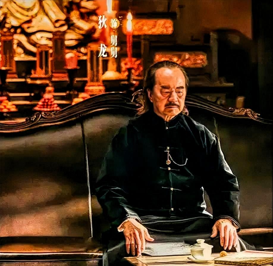 狄龙把姜文的剧本合上，没翻开。转头接了王宝强的戏。姜文是谁？华语导演里站着撒