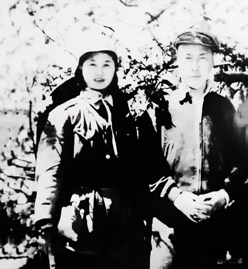 陈毅元帅结婚时的照片太珍贵了，距今已经多年了，那一年陈毅39岁，妻子张茜18岁。