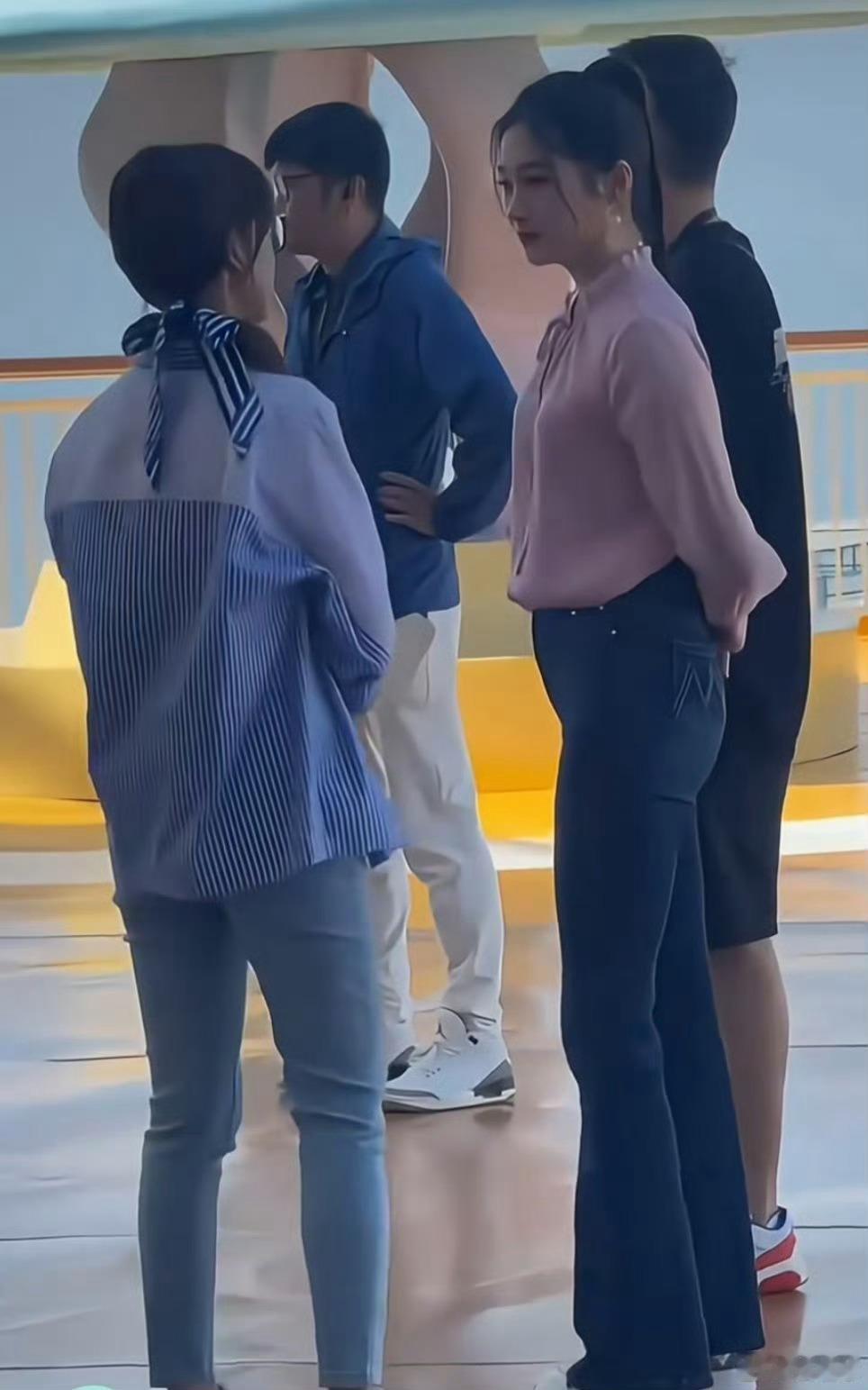 牛仔裤就是关晓彤的重灾区吧，身材这么好，穿起来还是这么奇怪