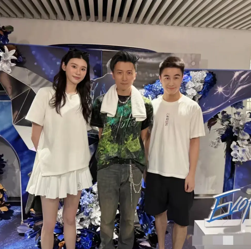 原来，谢霆锋演唱会上不舍得换掉的衣服，是他儿子亲手制作的啊，这也太暖了吧！突
