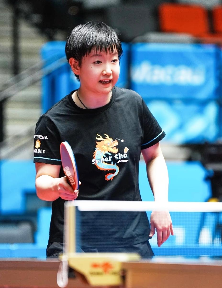 新鲜出炉的莎莎，在训练场的莎莎现身，练得头发都湿了，努力的莎莎最可爱。