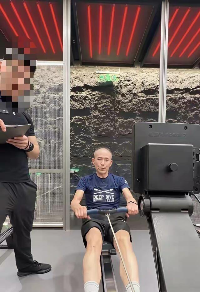 75岁的王石刚参加完HYROX健身赛，在40多岁组别拿了第11名，这体能真绝了。