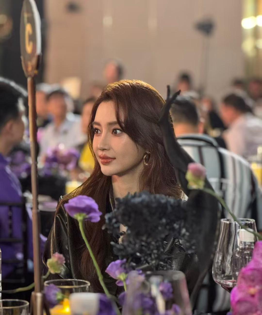 美岀新高度Angelababy出席红蜻蜓活动，闪耀动人，真的太美腻啦～