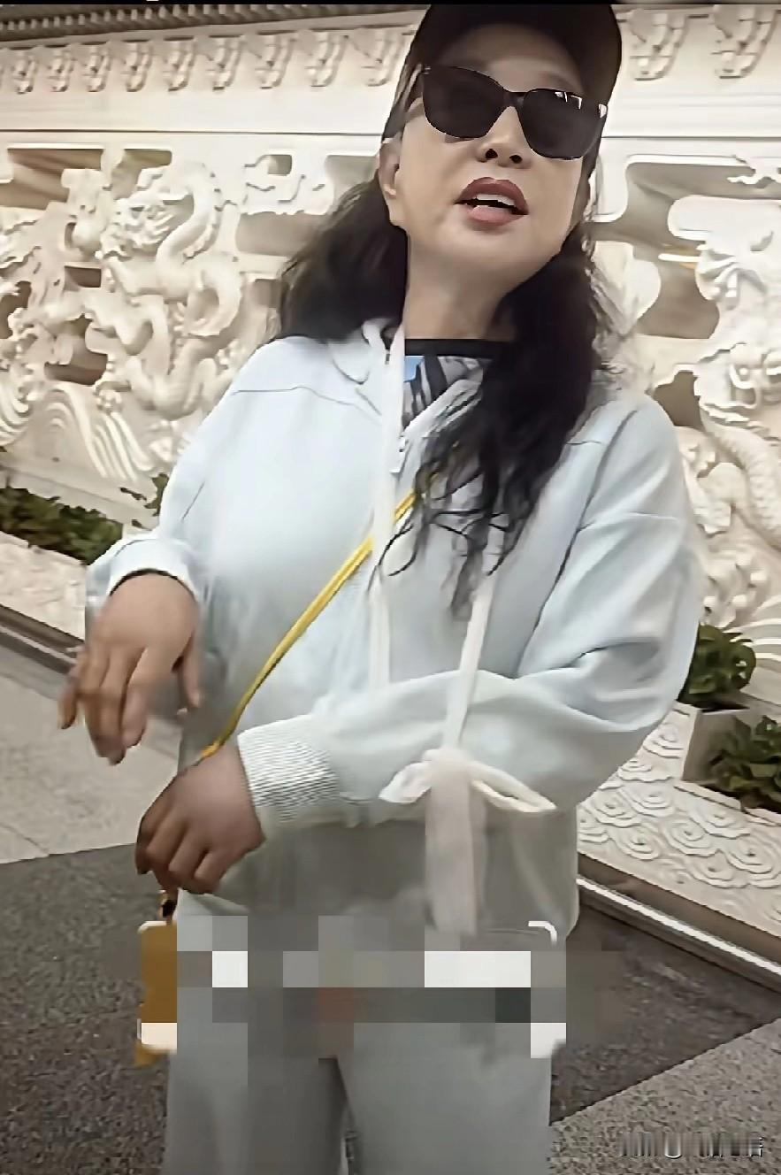 刘晓庆原来不是女妖精，她也是个人。一摔也骨折，充大个儿，玩儿过头了吧？老了就