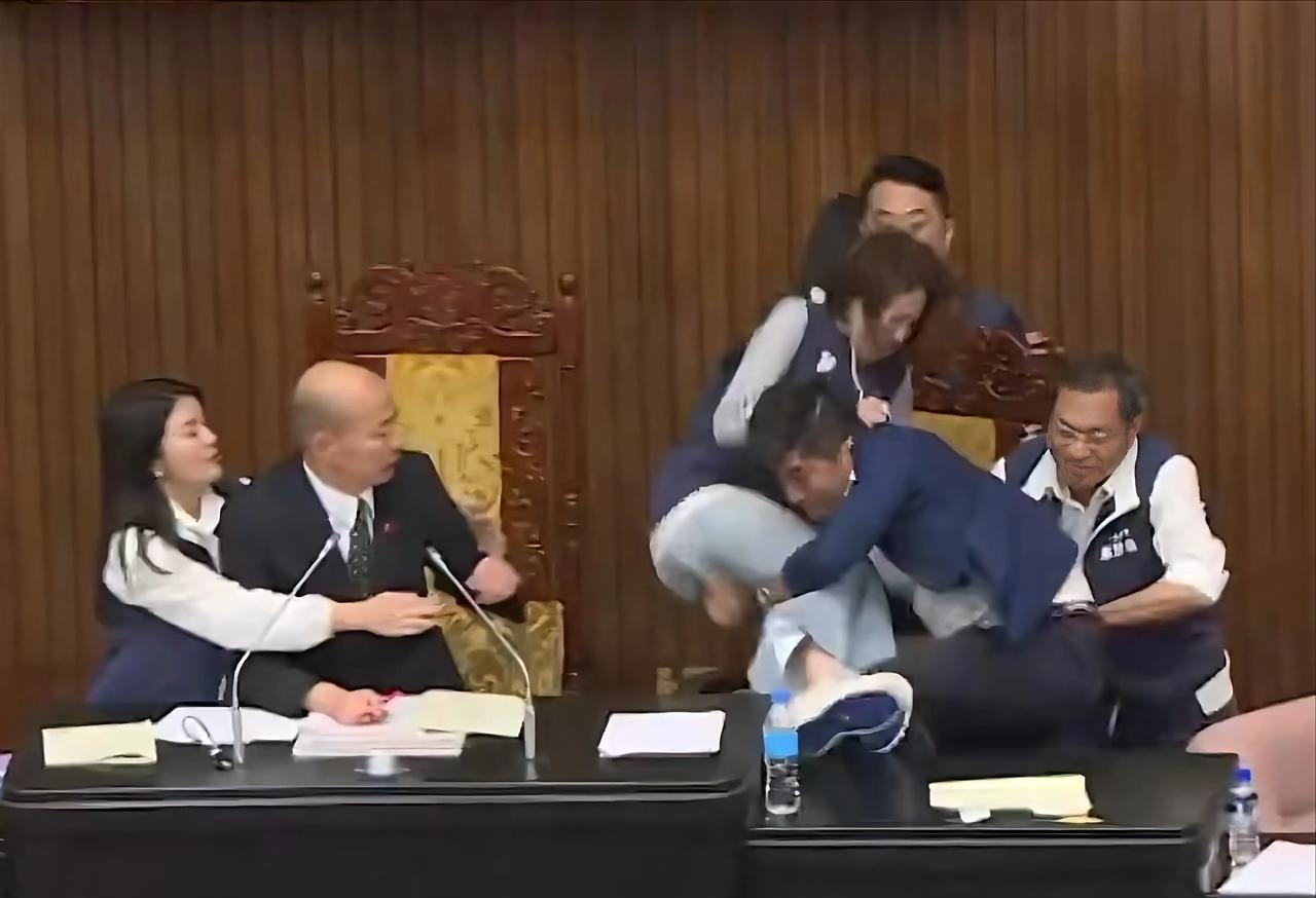 31日下午5点，由台民进党团总召柯建铭发起的大罢免结果公布，蓝绿被罢“立委”二阶