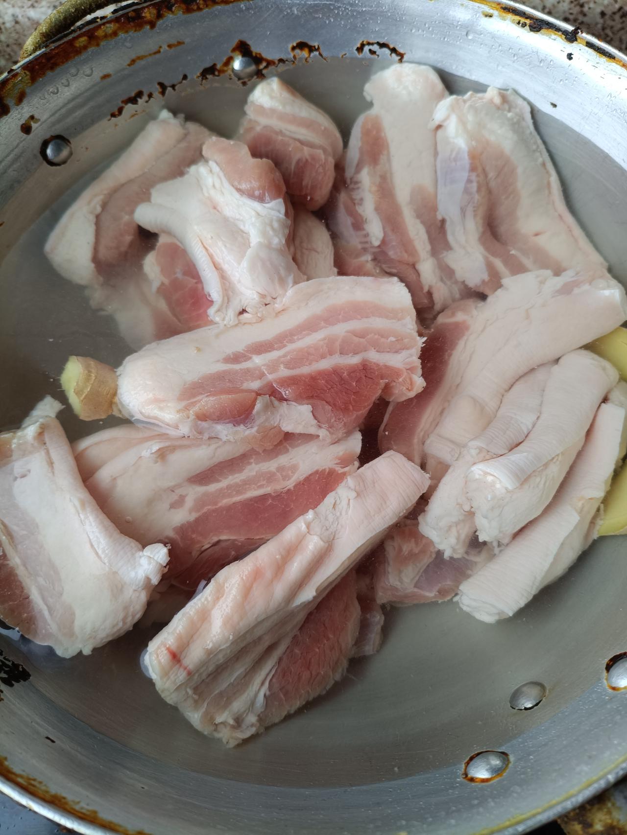 老伴特爱吃肉，去快餐店吃饭总会点一片把子肉，一片是8块钱。今天中午老