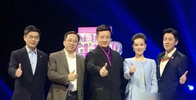 阎维文这个人，台上台下完全是两副面孔。九月刚送走爱徒龚爽，八宝山兰厅里他一袭黑衣，口罩遮了大半张脸，
