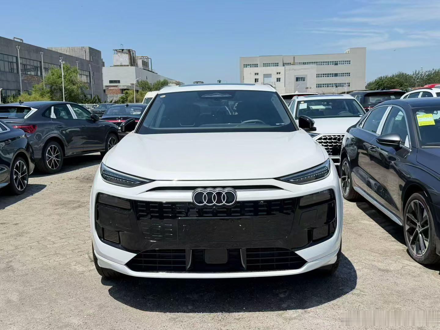 奥迪Q6茉莉白黑内首发版指导价399800元全款27.3万裸车2025年