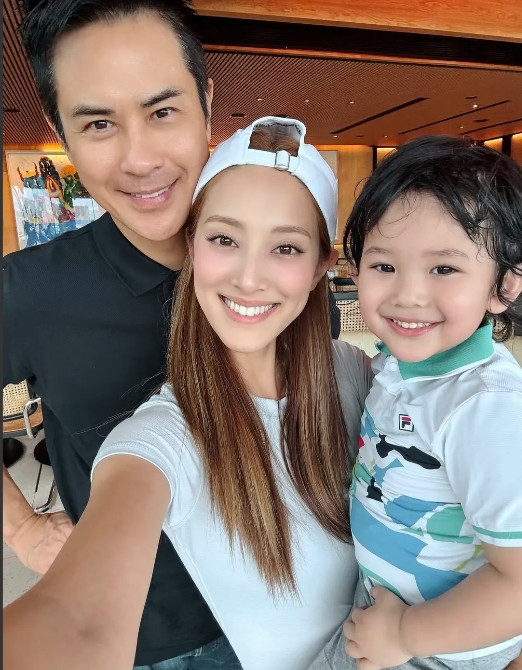 54岁郑嘉颖和老婆儿子一起到餐厅吃饭庆祝父亲节，他的三个儿子颜值都好高。尤其是小