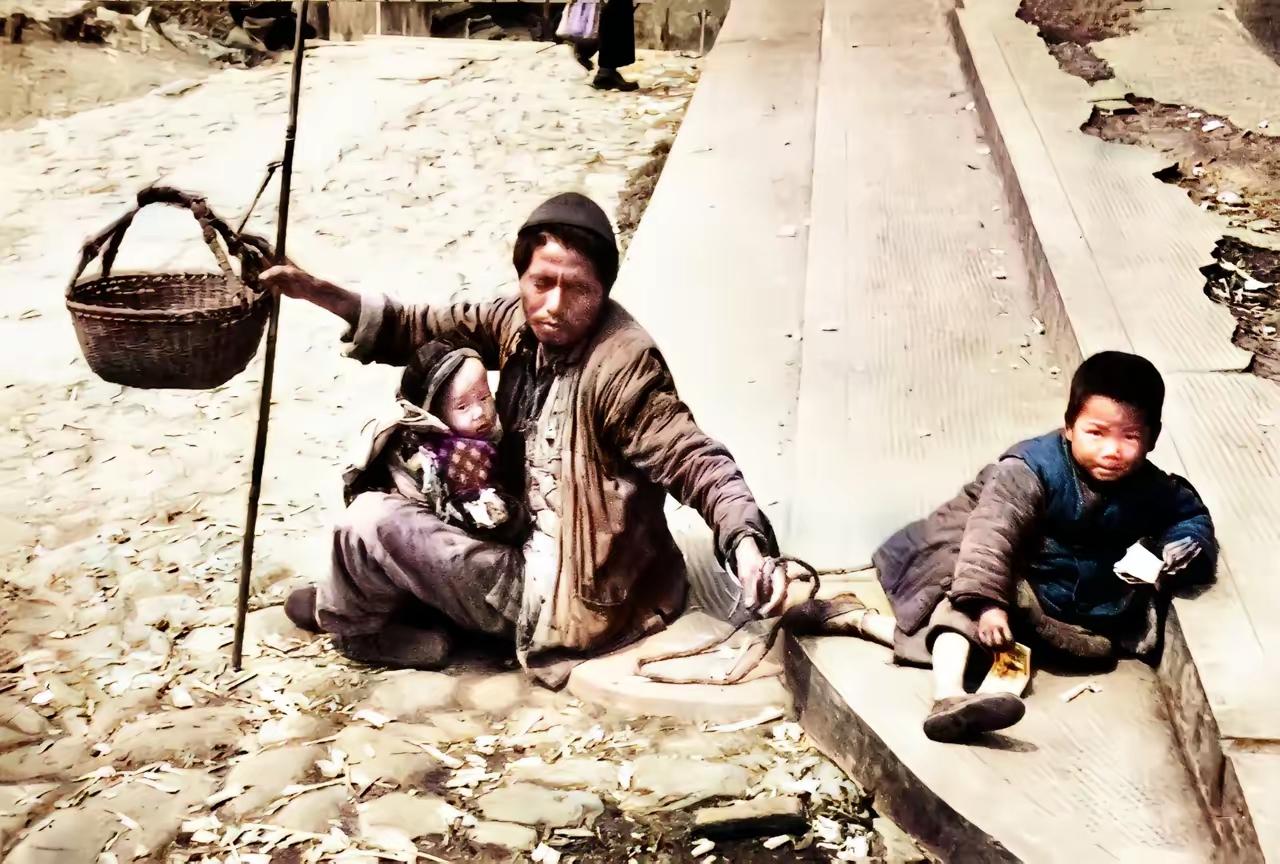 1949年，解放前夕的上海。一个双目失明的男子带着他的两个孩子坐在路边乞讨，为了