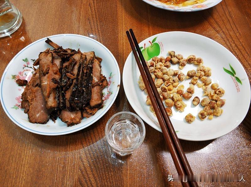 我老公52岁了，每天都要喝点酒。昨天吃晚饭的时候，他正一边吃着花生米一边喝酒