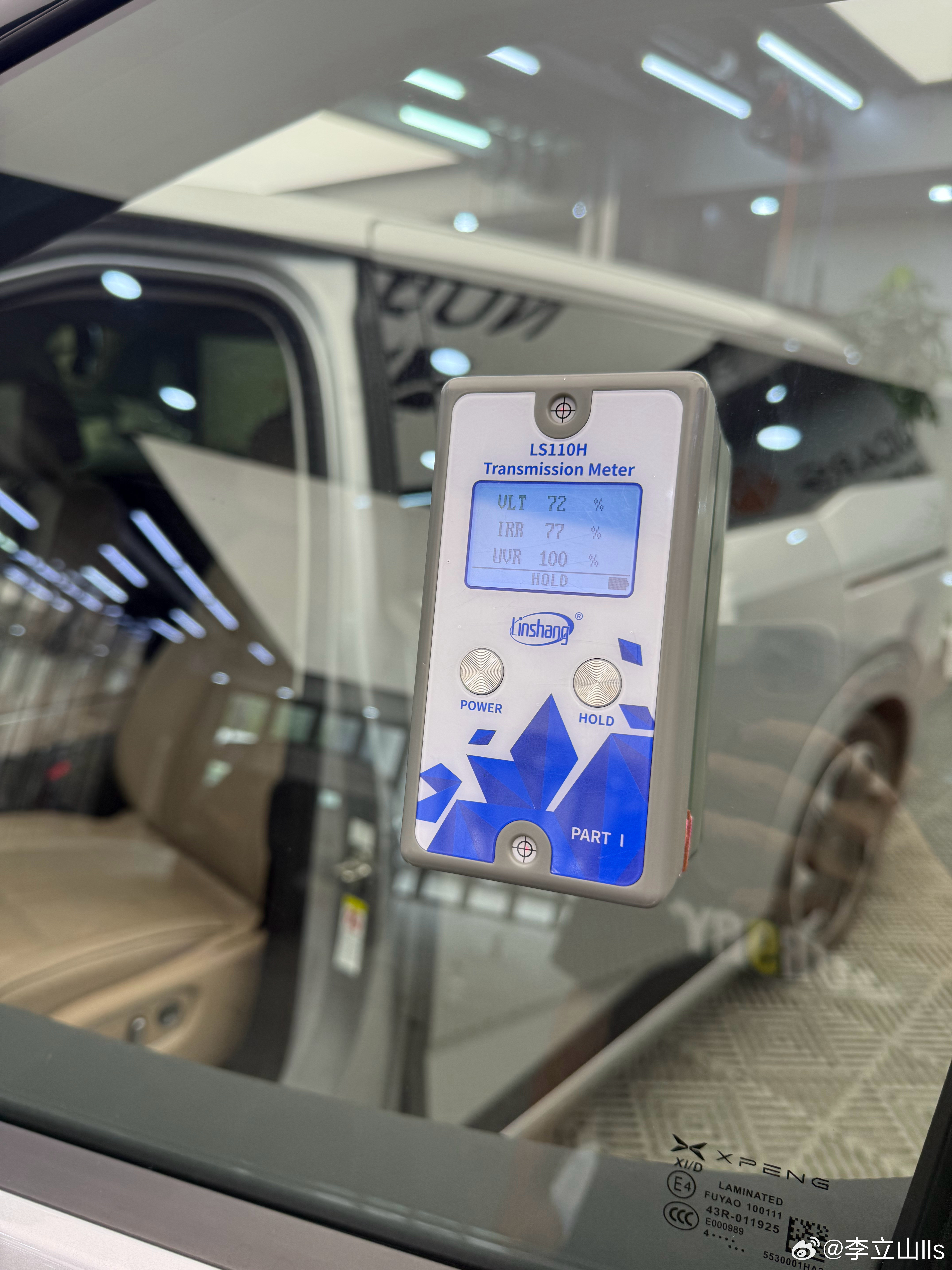 原来撕完膜，裸奔状态，小鹏X9原厂玻璃都是刚刚过70%透光，仅仅达标！X9原厂