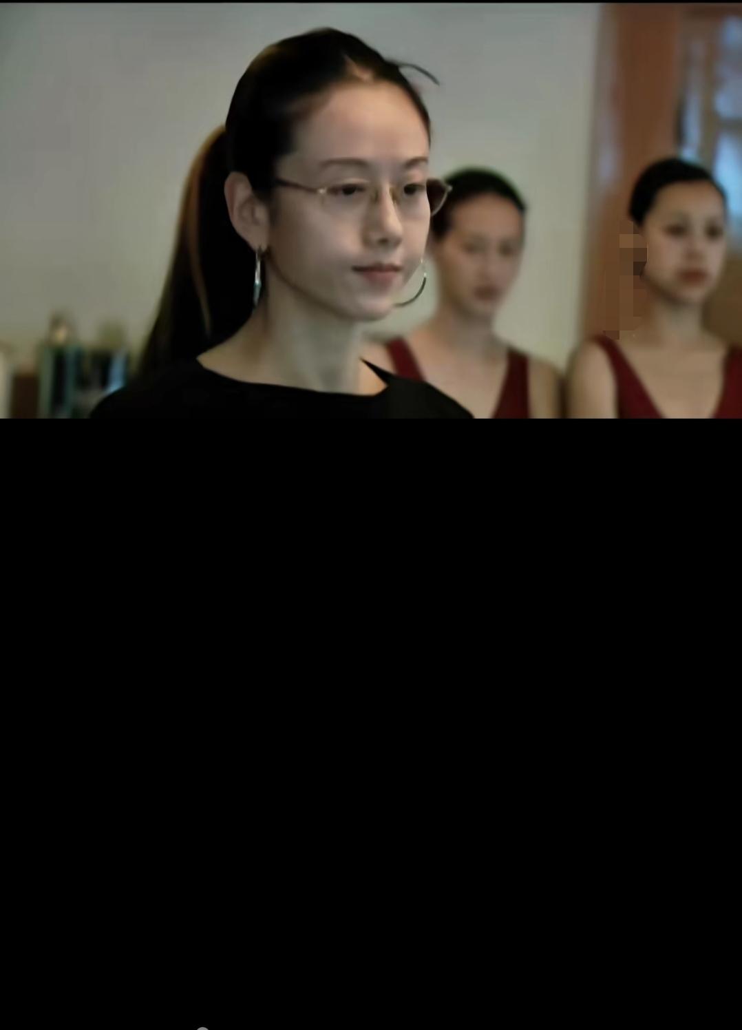 这是42岁的杨丽萍，看着和20岁一样，太清秀了。