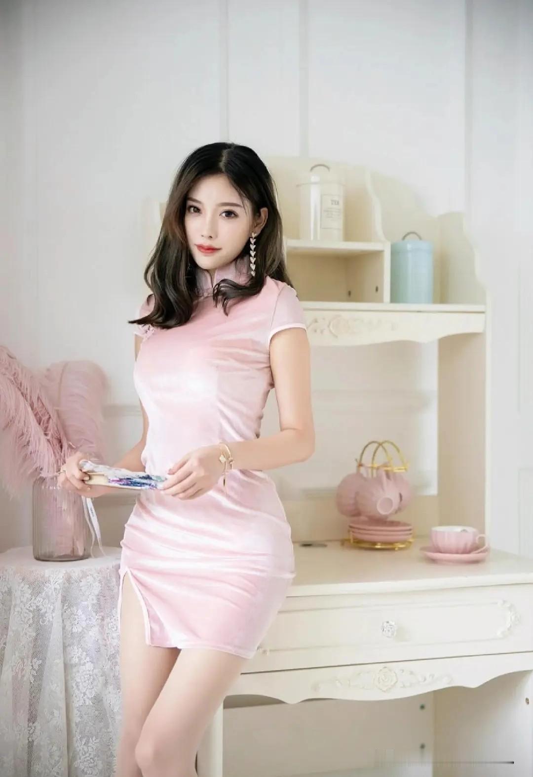 粉色旗袍+白高跟人间美佳人性感淑女气质