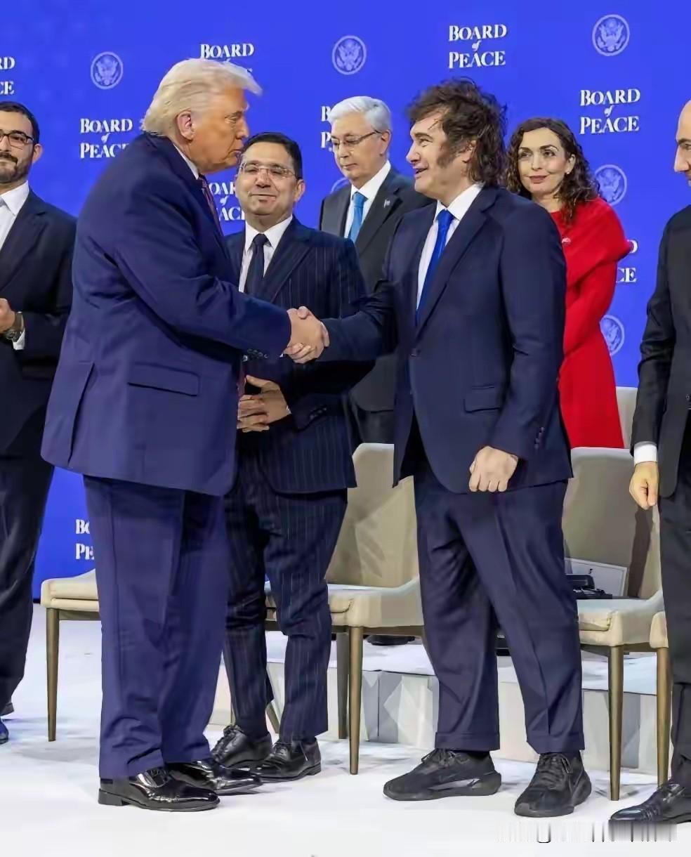 穿西装配运动鞋？很难想象这竟然会是来自一个国家总统的穿搭！近日阿根廷总统米莱在瑞