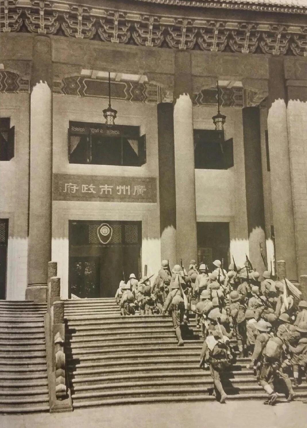 1938年10月，广州被日军占领时，一群日军进入广州市政府大楼的一幕，日军随军记