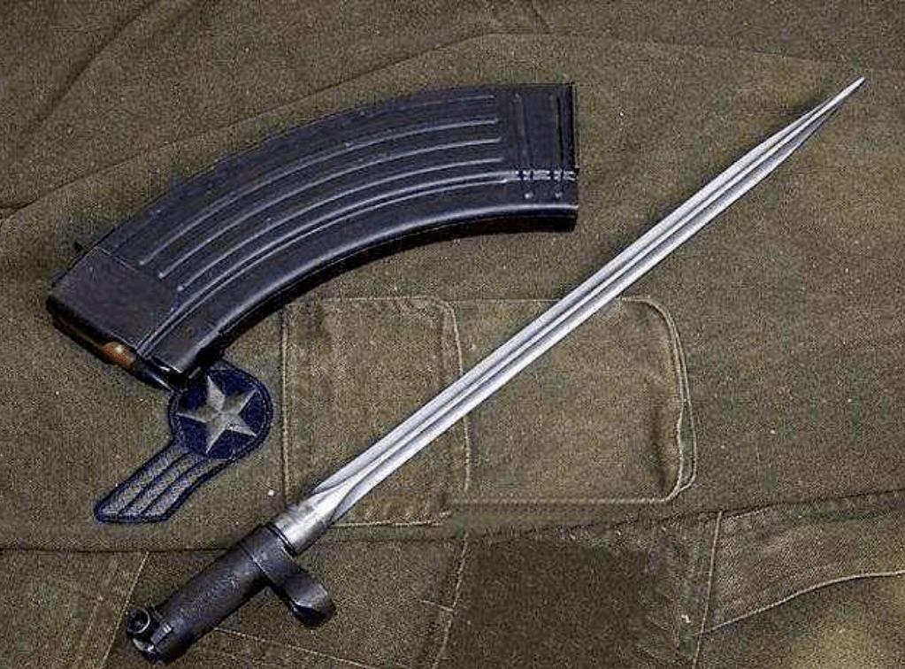 对越反击战后，三棱军刺为啥不让用了？其实原因很简单，因为这玩意太长了。三棱军