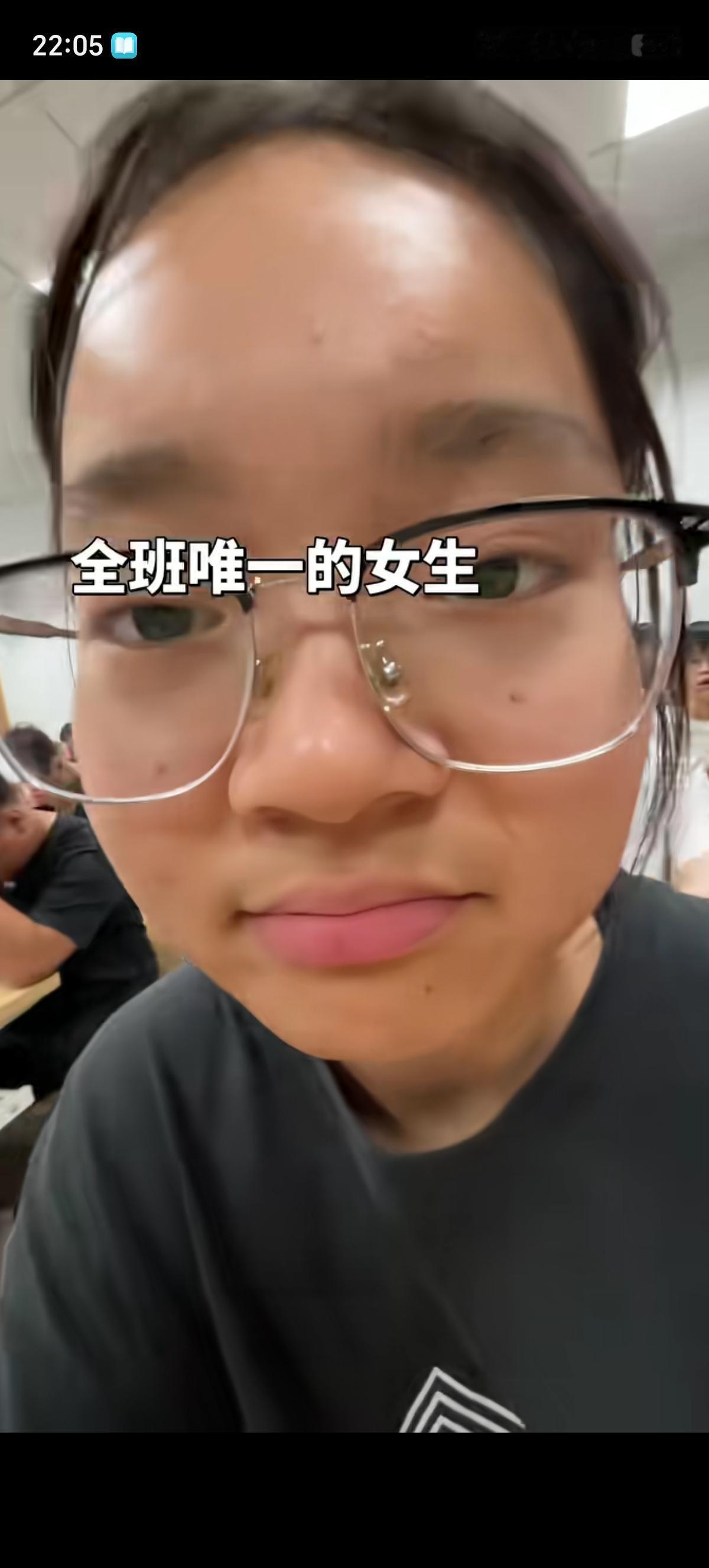 大一女生开学后就郁闷了，她发现自己是班级里唯一的女孩子，身边前后左右都是男生。她