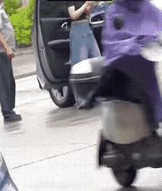 你见过最冲动的瞬间是什么？最近有个事儿挺有代表性，一美女和小区保安因为停车问题