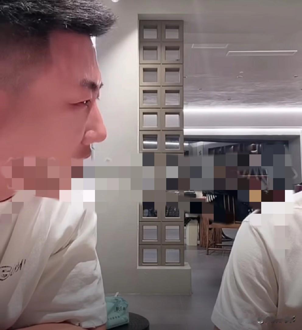 助理大超讲述与T佑相识于2015年，在沈阳初次见面互看不顺眼！