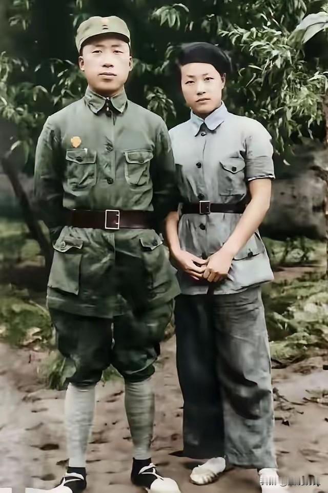 这张老照片大家见过么？这张合影拍摄于1939年，在延安的王家坪，我党的两位革命