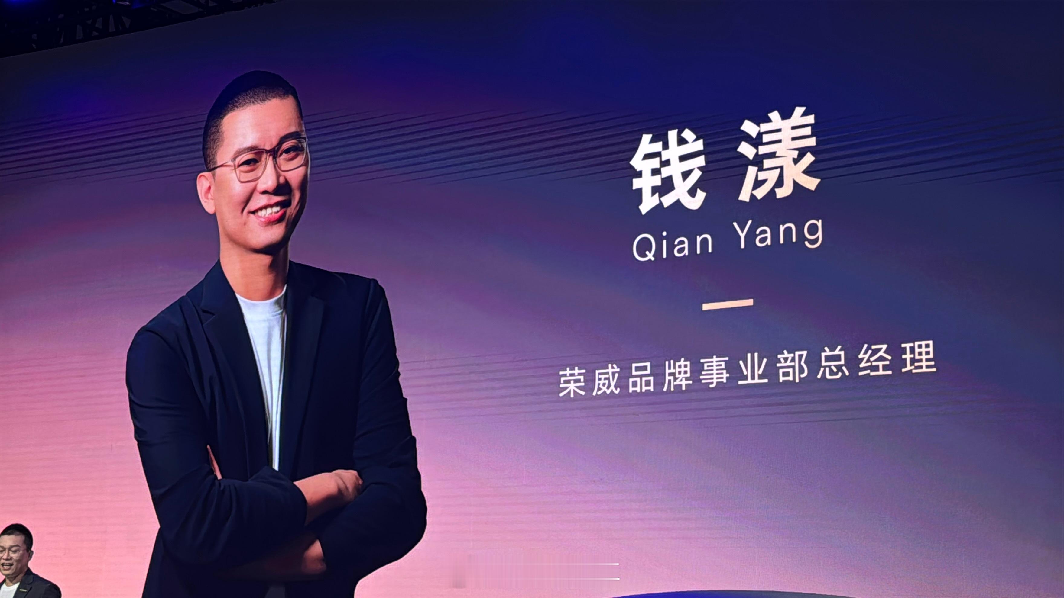 长续航真混动的荣威M7DMH荣威M7区别于千篇一律的前脸设计，直瀑式前脸正是荣