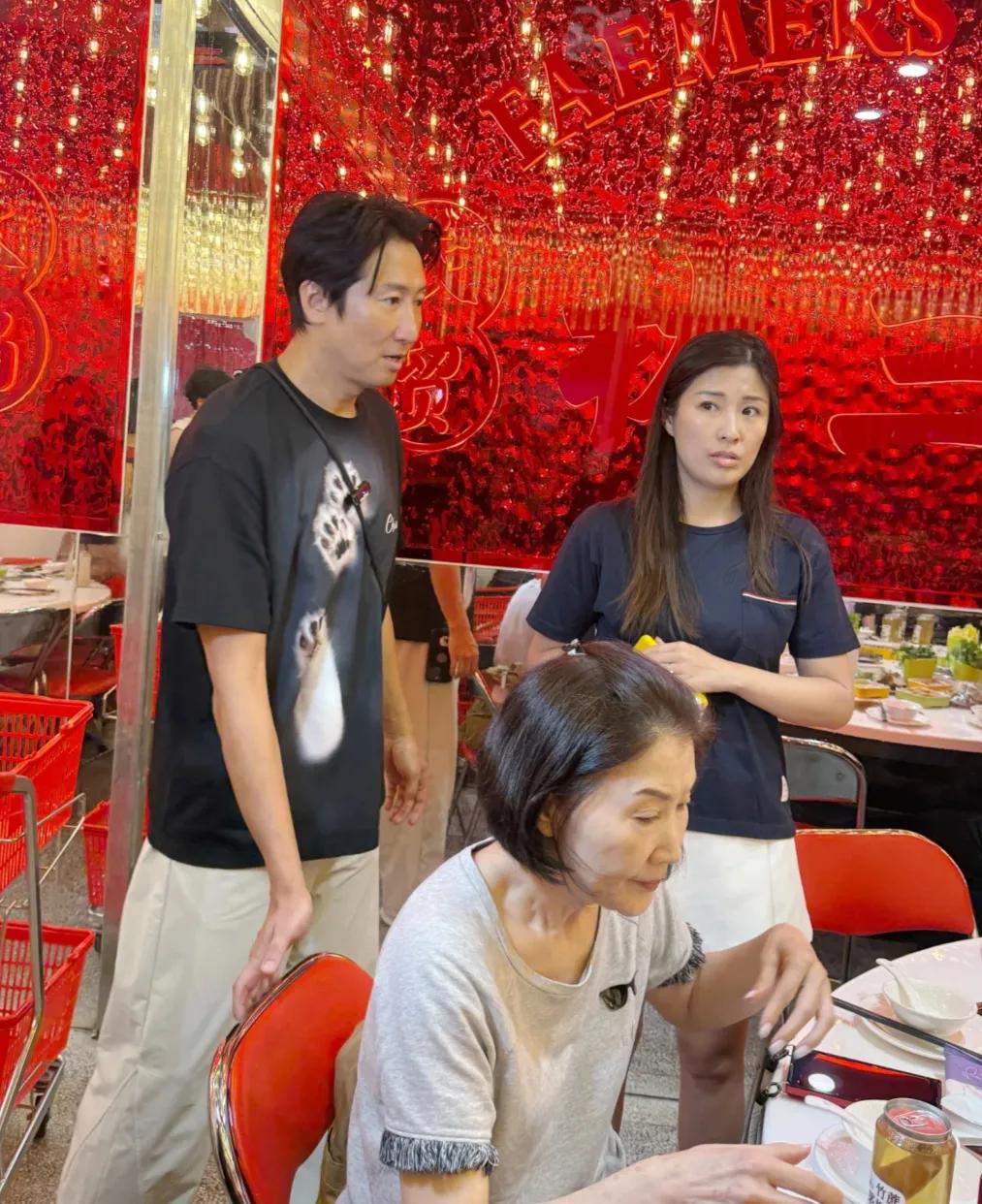 洪金宝韩籍前妻广东吃火锅被偶遇，儿子儿媳陪伴左右很孝顺!离婚后单身多年却不寂寞