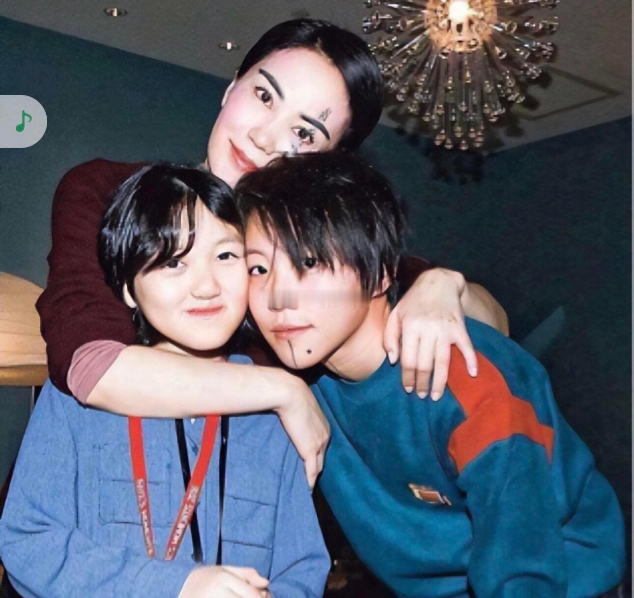 看到王菲和窦靖童、李嫣的合照才发现王菲也是个可爱的母亲，她很爱这两个闺女，母女三