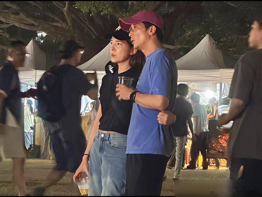 啤酒节上，邱泽许玮甯被偶遇，状态松弛到像老夫老妻，可谁还记得，他俩的婚礼誓词有多