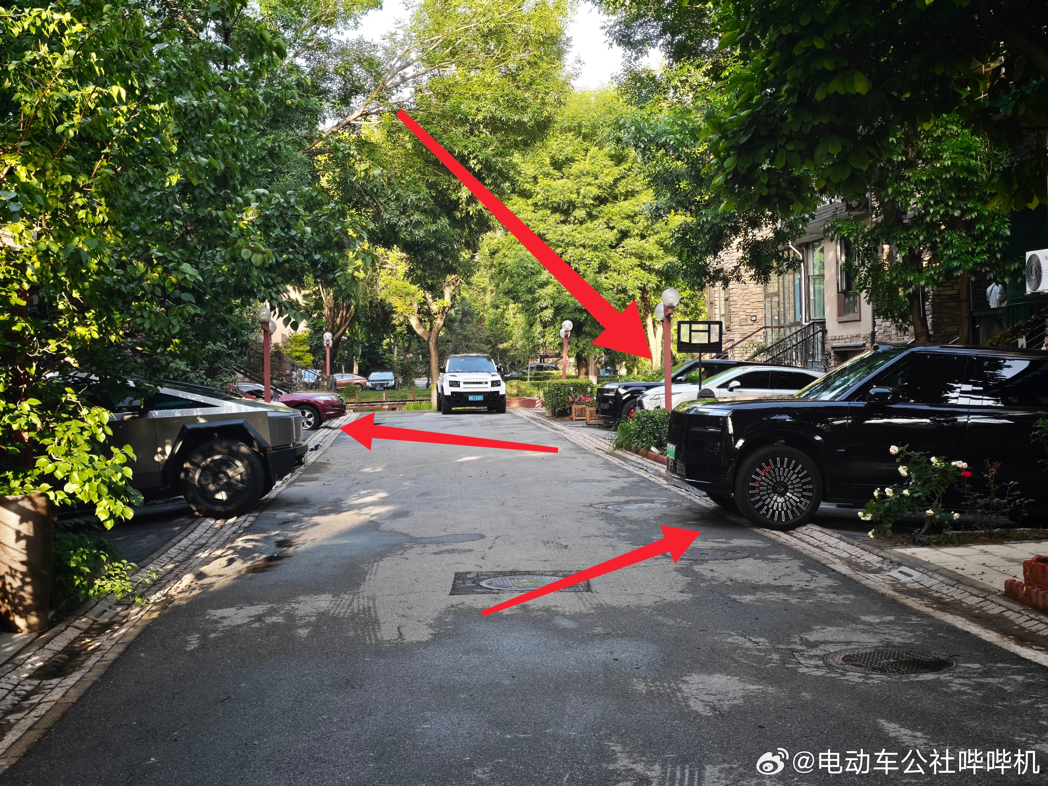 这就是极氪9X的能见度，同一栋楼下边能挨着停两台，对面还有辆Cybertruck