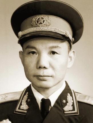 1954年，12军政委李震升职，军长肖永银为他饯行，几杯美酒下肚后，肖永银却当面