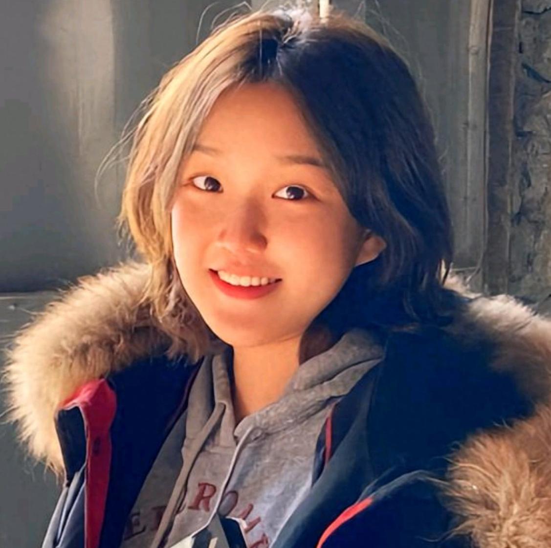 李静女儿沐尔这组毕业照，最有意思的不是星二代三个字而是她终于走到了自己的